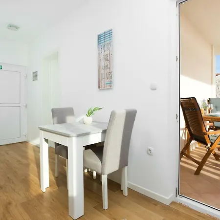 Hope 2 Apartman Vinisce